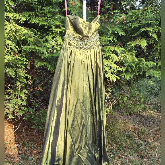 Flirt By MAGGIE SOTTERO Emerald Green XV Ball Gown Formal Dress Size 10 - Picture 13 of 15